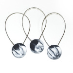 Магнит для штор «Агат» ø4,5 см для легкого и среднего веса штор с металлическим тросом 30 см (Черно-белый)